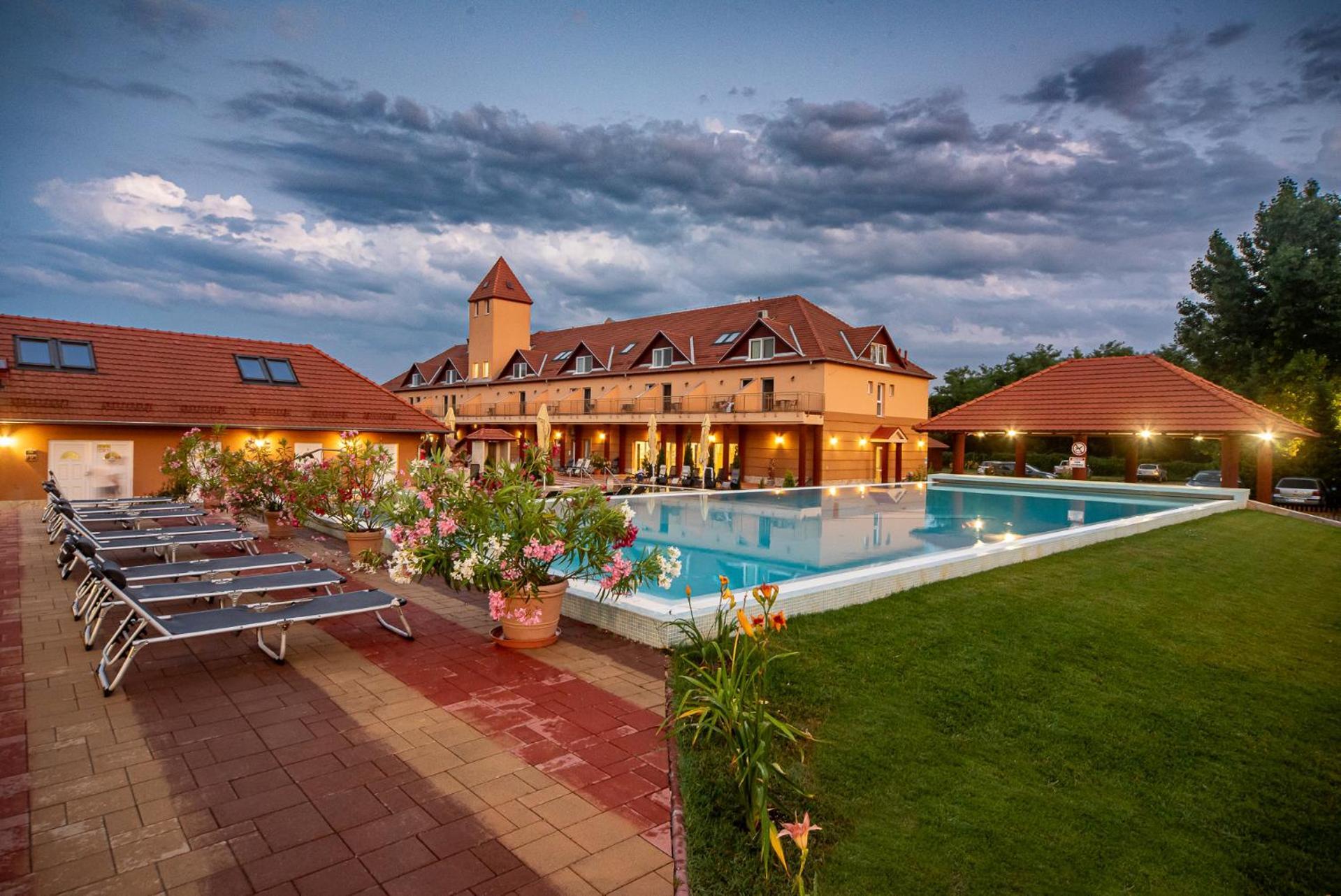 Termal Hotel Vesta Tapioszecso ภายนอก รูปภาพ