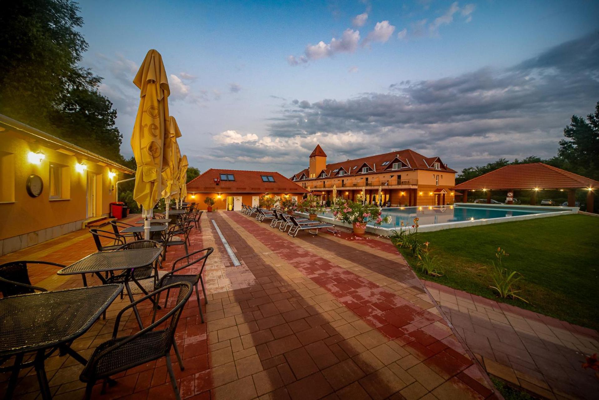 Termal Hotel Vesta Tapioszecso ภายนอก รูปภาพ